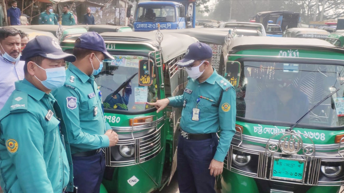 চট্টগ্রামে অটোরিকশায় কিউআর কোড স্টিকার লাগানো ‍শুরু