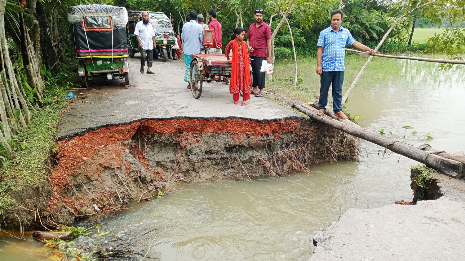 রাস্তায় ভাঙন, জনদুর্ভোগ