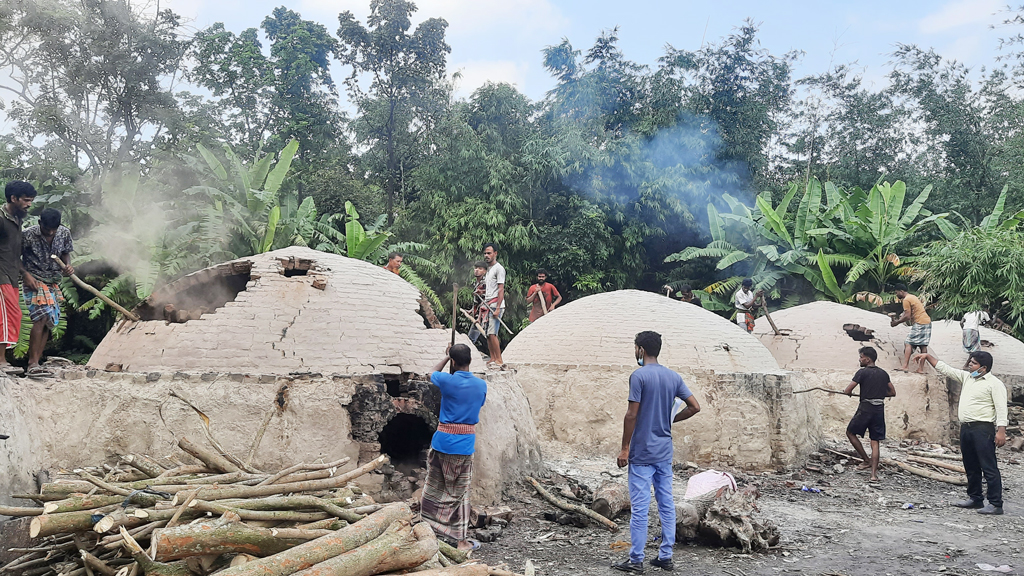 অভয়নগরে গাছ পুড়িয়ে কয়লা তৈরির ১১৩ চুল্লি ভেঙে দিল প্রশাসন