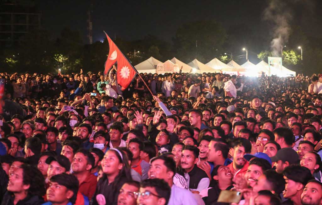 শুধু ডালাসেই নয়, নেপালের রাজধানী কাঠমান্ডুতেও ম্যাচটিকে ঘিরে ছিল দর্শকদের উপড়ে পড়া ভিড়। নেপালের পতাকা নিয়ে প্রিয় দলকে সমর্থন দিচ্ছেন ভক্ত-সমর্থকেরা। ছবি: এএফপি