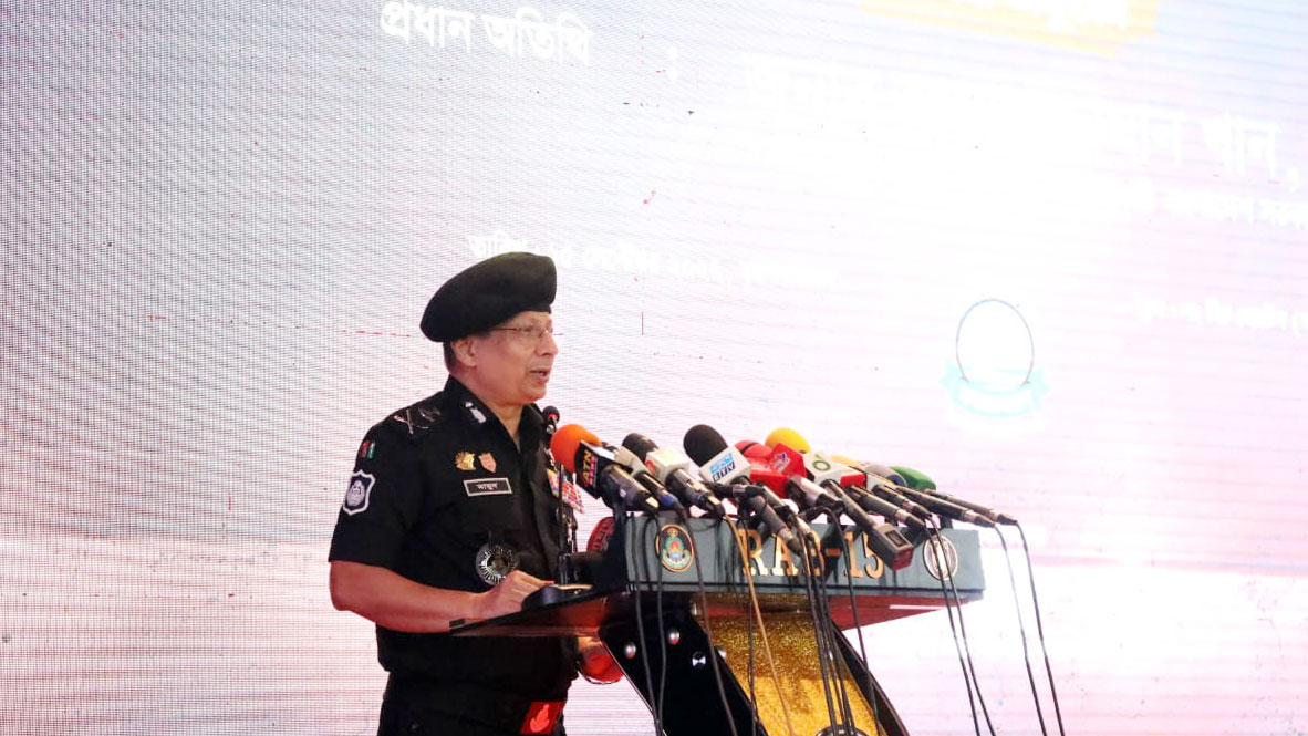 শুধু অভিযান নয়, মানবিক সহায়তা দিয়ে অপরাধ নির্মূলে কাজ করছে র‍্যাব