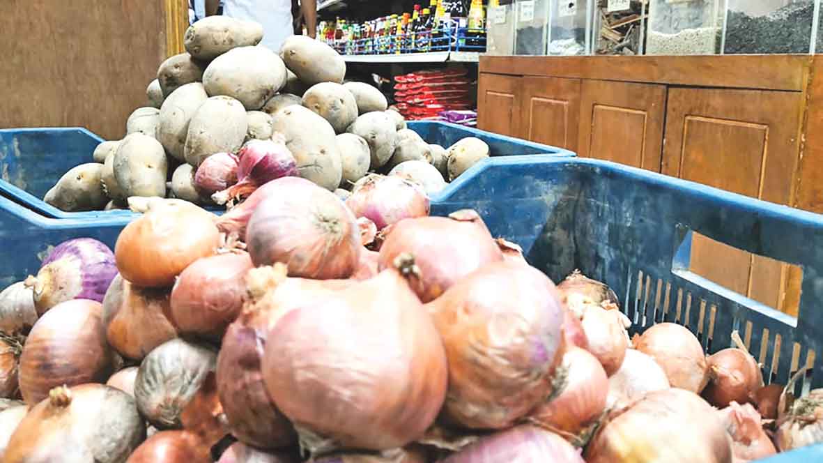 বাজারে ক্রেতাদের নাভিশ্বাস