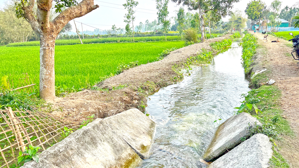 নালার অজুহাতে ৪০০ টাকার পানি ১৭০০
