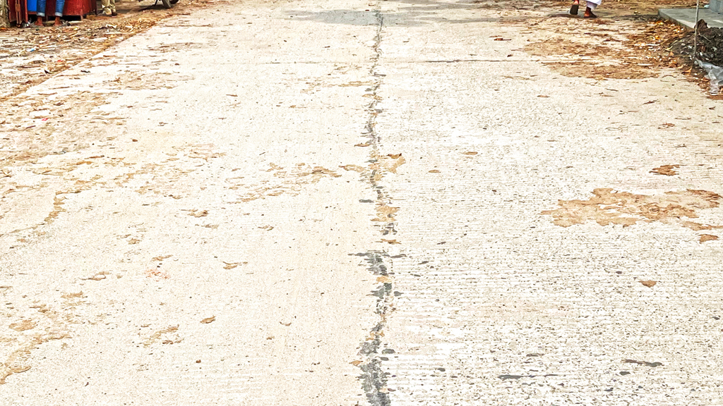 কোটি টাকার সড়ক টেকেনি এক মাসও