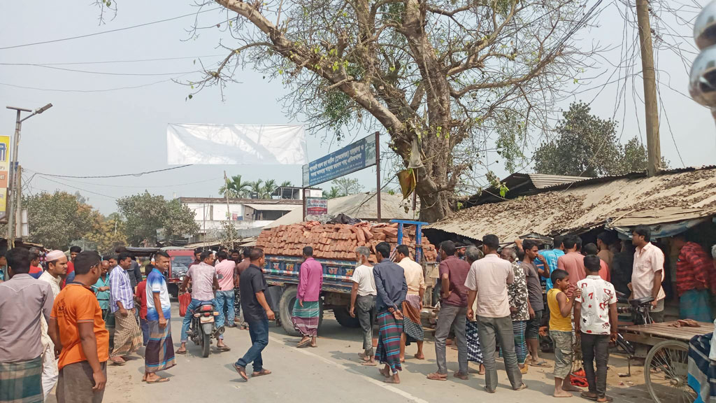 চিরিরবন্দরে ট্রাক্টরচাপায় নারী নিহত