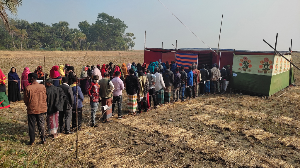 দুর্গম এলাকার কেন্দ্রে যেতে দুর্ভোগ
