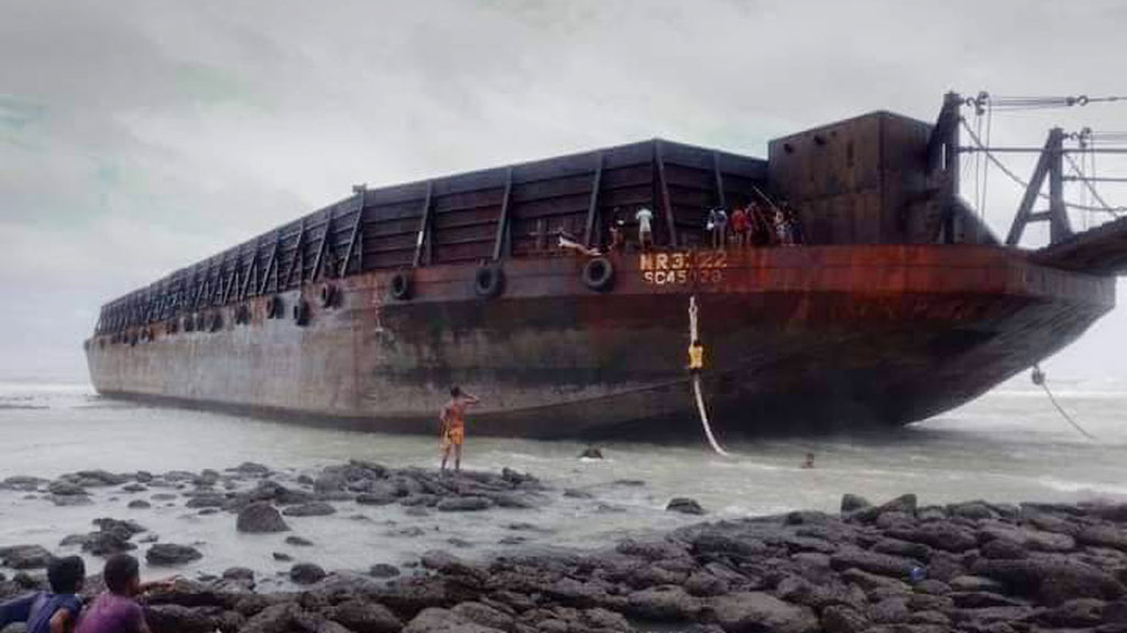 ডুবে গেছে ২০ ট্রলার, সেন্টমার্টিনে এল জনমানবশূন্য জাহাজ