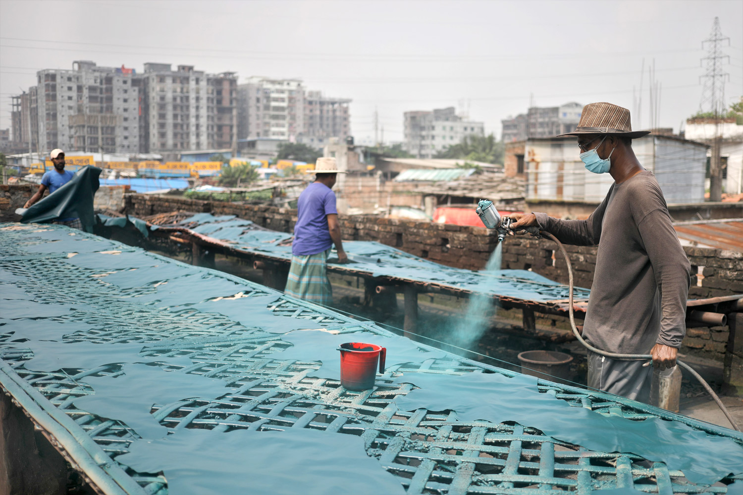 চামড়ায় রং করা হচ্ছে।