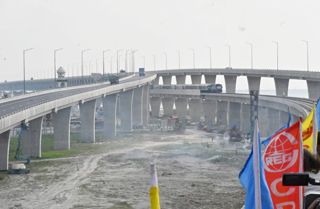 ৩টা ১৮ মিনিটে মাওয়া স্টেশনে পৌঁছায় ট্রেন।