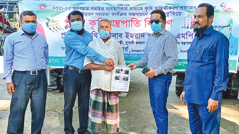 ভর্তুকি মূল্যে পাঁচ কৃষক হারভেস্টার মেশিন পেলেন
