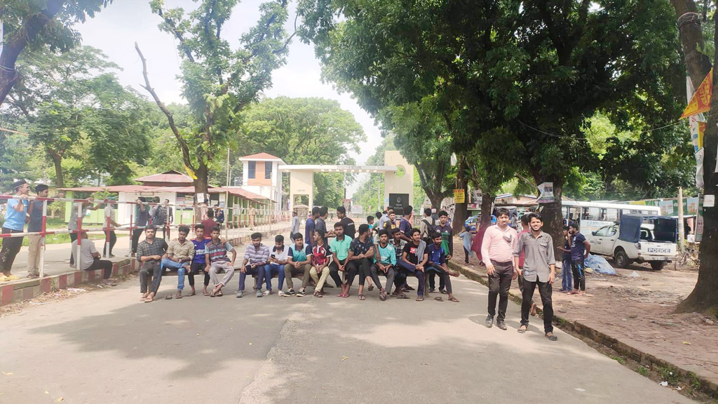 ছাত্রলীগের অবরোধে স্থবির চবি, ক্লাস-পরীক্ষা বন্ধ