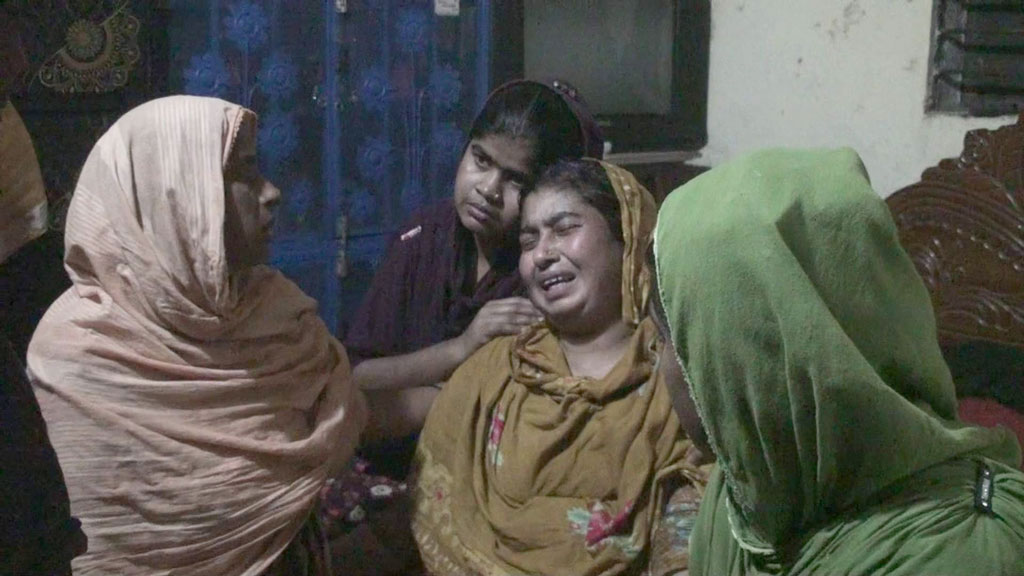 চুলায় পুড়ছে ভাত, ঘরে গৃহবধূর লাশ