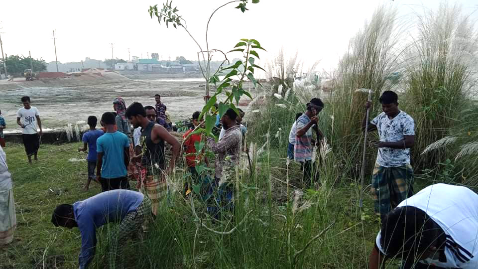 শেষ ঠিকানা পরিষ্কারে একদল যুবক