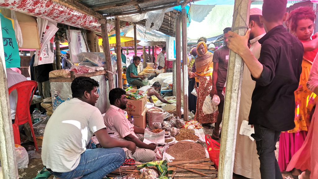 রায়পুরায় মসলার বাজারে  ভিড়, দামও বেশি