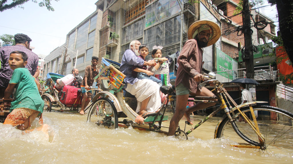 বাড়ি ছেড়ে আশ্রয়ে মানুষ