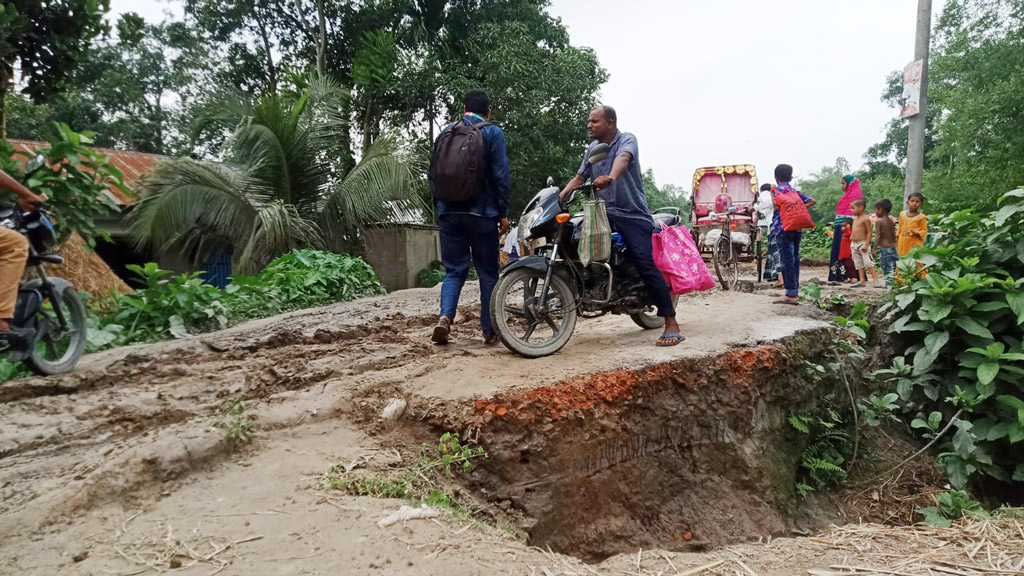 গর্তে ভরা বাঁধ যেন মরণফাঁদ