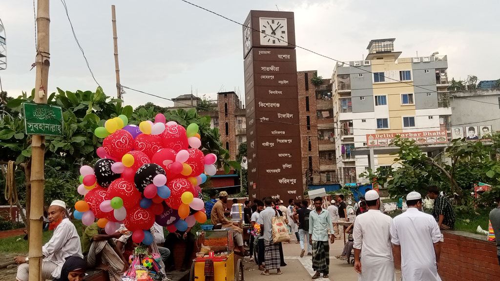 চাঁদা দিয়ে শেখ রাসেল পার্কে বসেন হকার, ভোগান্তিতে দর্শনার্থীরা 