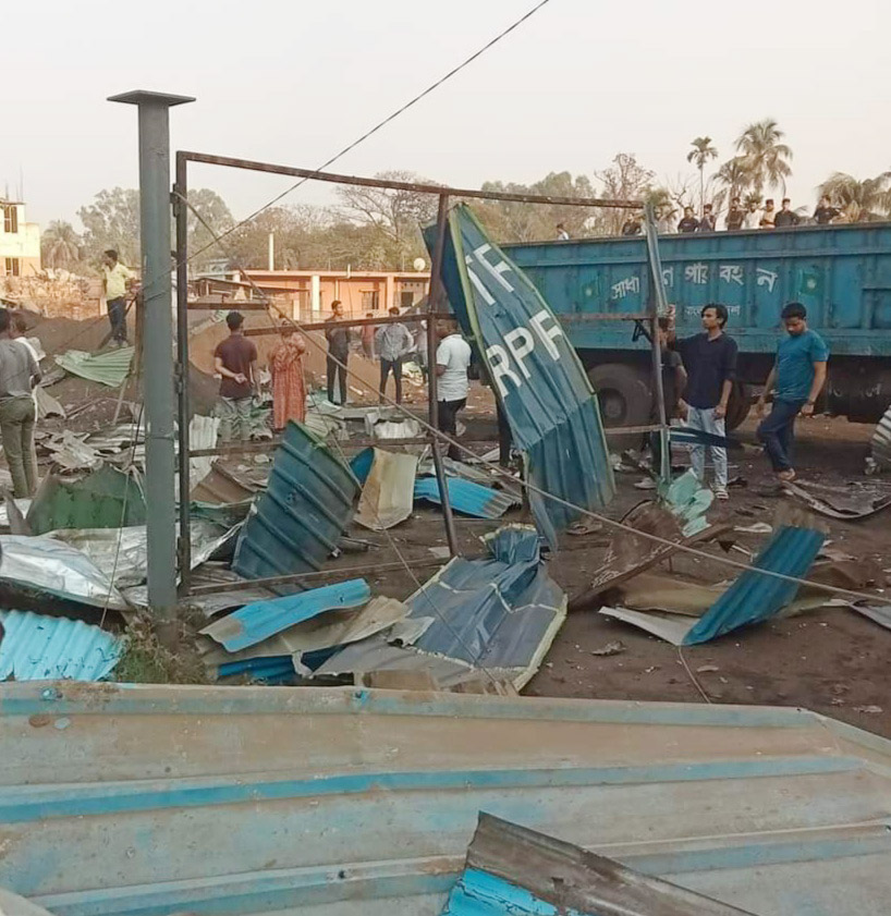 প্ল্যান্ট এলাকা লন্ডভন্ড হয়ে যায়।