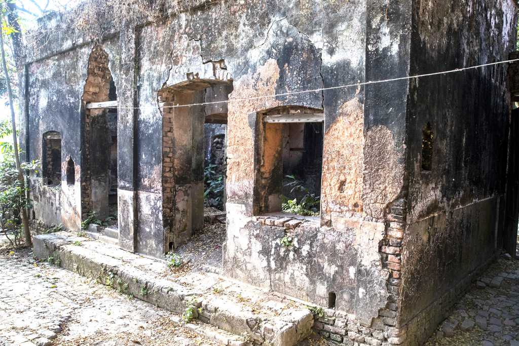 ভবনের নানা অংশ এখনো সেই সময়কার ইতিহাসের সাক্ষী হয়ে আছে।