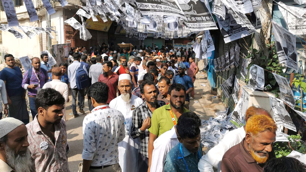 টঙ্গি বাজার খালপার ভোটকেন্দ্র। ছবি: আজকের পত্রিকা