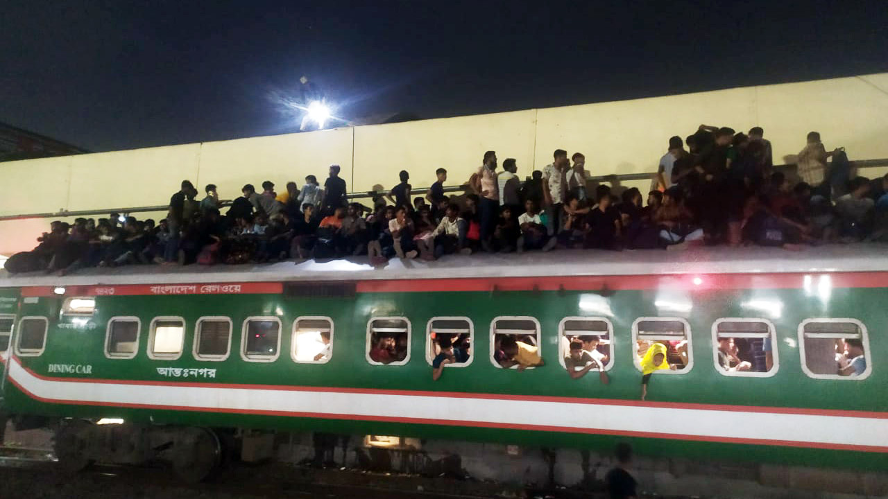 ছাদ ভর্তি যাত্রী নিয়ে ঢাকা ছাড়ছে ট্রেন
