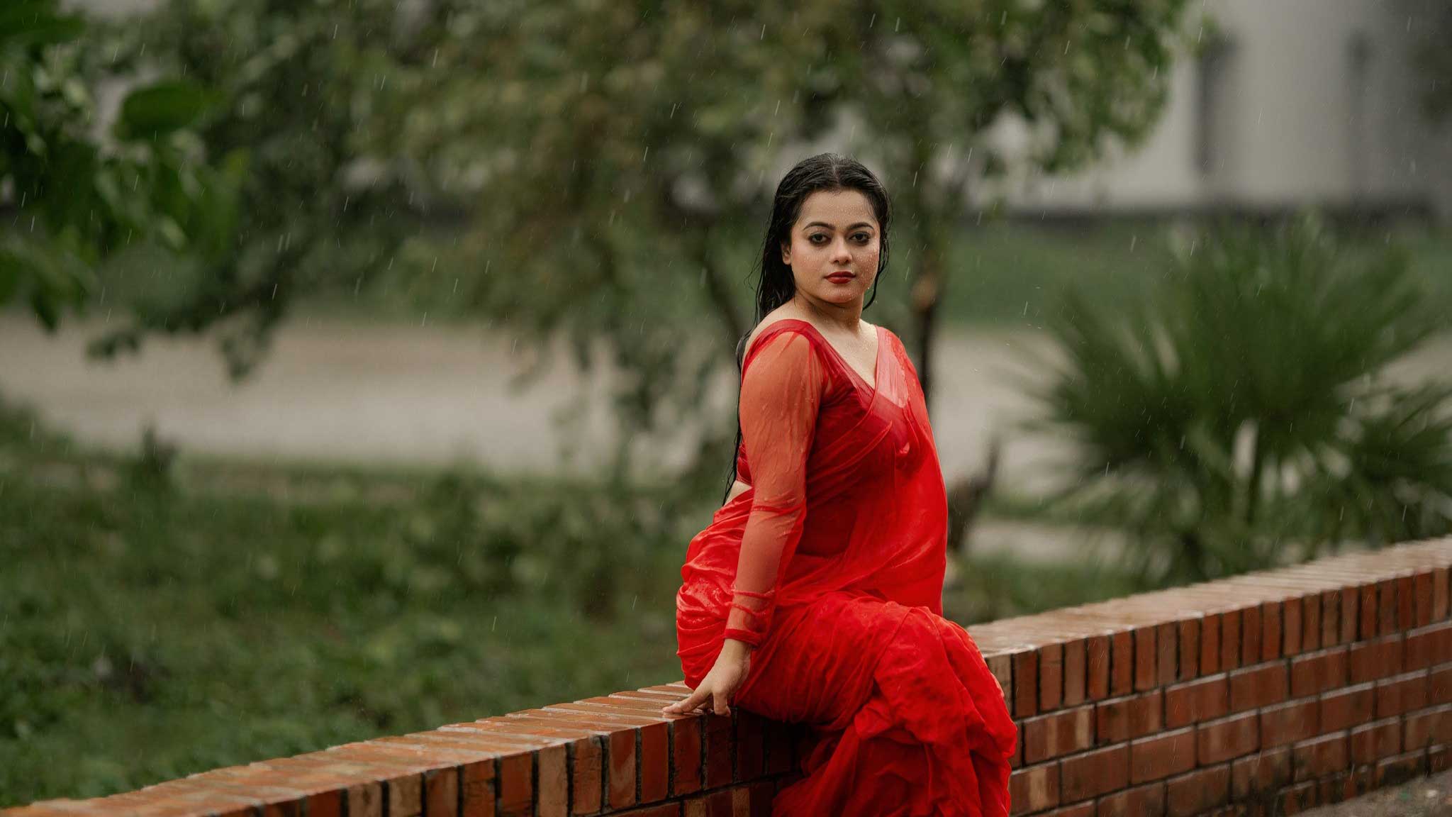 বৃষ্টিতে ভিজলে শরীরে এন্ডোরফিন ও সেরোটোনিন হরমোন নিঃসৃত হয়। ছবি: ফুহাদ হাসান