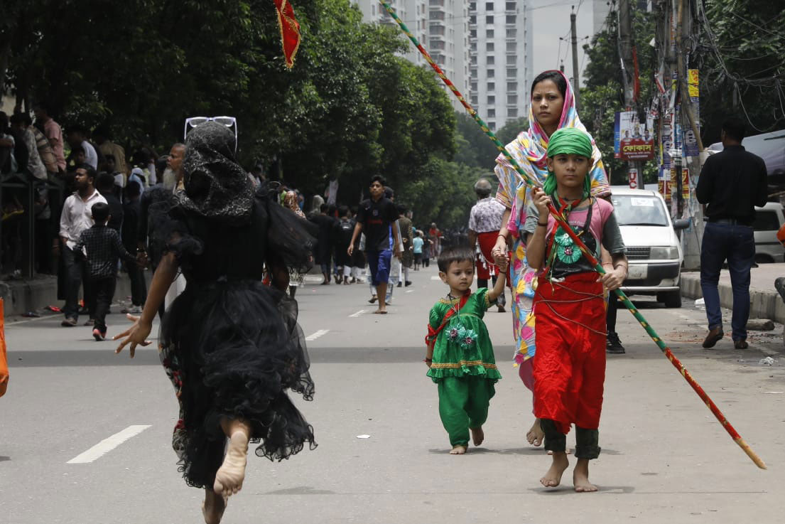 কারবালার প্রান্তরে মহানবী হযরত মুহাম্মদ (সা.)-এর প্রিয় দৌহিত্র ইমাম হোসাইন (রা.)-এর শাহাদতের স্মরণে পবিত্র আশুরার দিনটি ইসলামের ইতিহাসে এক বেদনাবিধুর ও তাৎপর্যপূর্ণ দিন হিসেবে বিবেচিত।