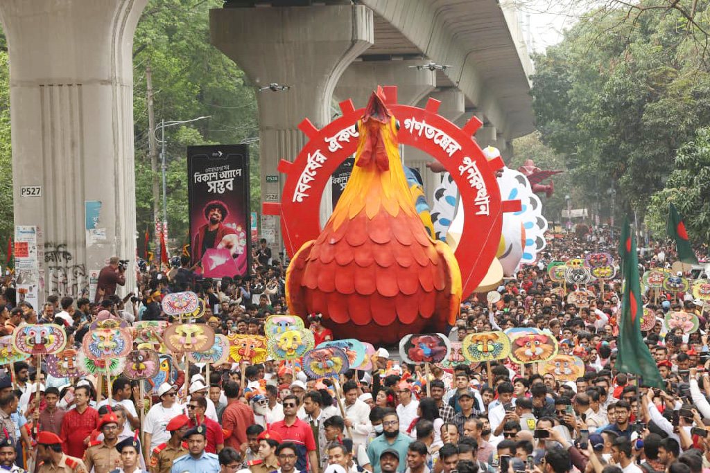 বাংলা নতুন বছরের প্রথম সূর্য ওঠার সঙ্গে সঙ্গেই রাস্তায় নেমেছেন নগরবাসী। বৈশাখী শাড়ি ও পাঞ্জাবিতে সেজে তরুণ-তরুণীদের প্রাণবন্ত উপস্থিতিতে মুখর পরিবেশ। শোভাযাত্রায় আবহমান বাংলার ঐতিহ্য ও অসাম্প্রদায়িক চেতনা তুলে ধরতে স্থান পেয়েছে লাল ঝুঁটির মোরগ, কাঠের হাতি, পায়রা, দোতারা ও টেপা পুতুলের আদলে তৈরি ঘোড়া। ছবি: আজকের পত্রিকা