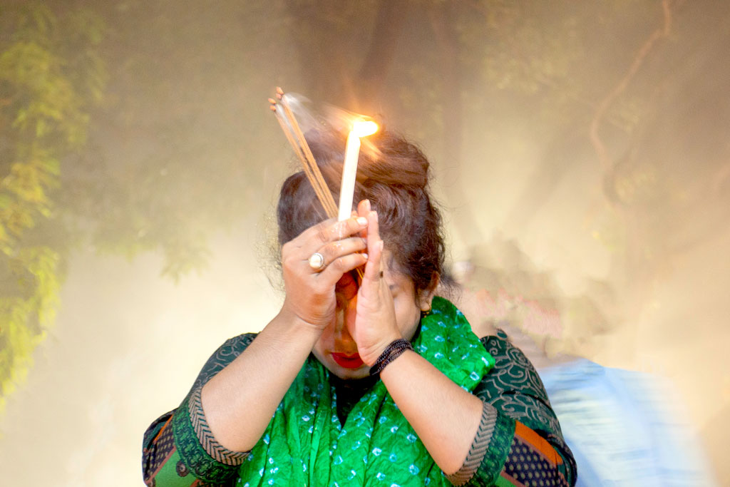 রোগ মুক্তিসহ বিভিন্ন সমস্যা থেকে মুক্তি পেতে পূজায় অংশ নেন ভক্তরা। ছবি: হাসান রাজা