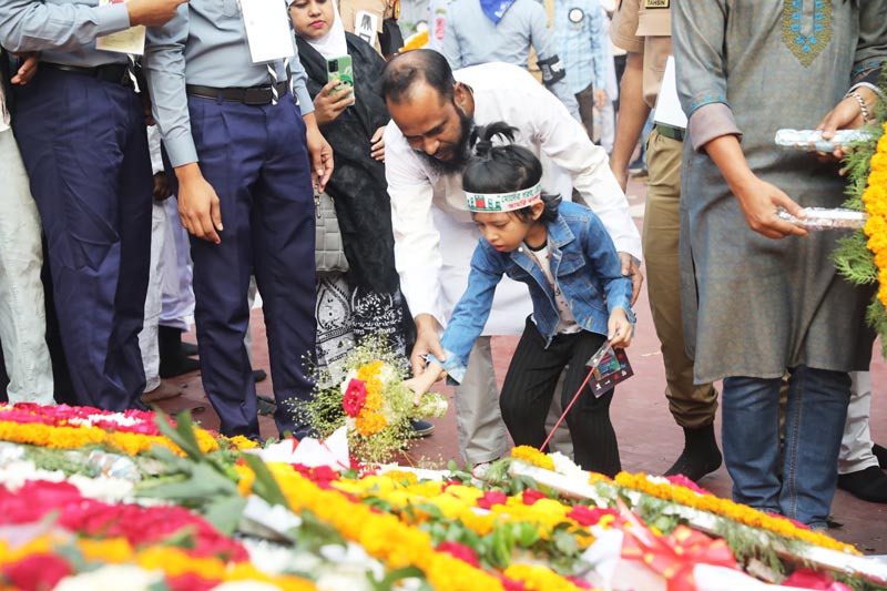 অভিভাবকেরা বলছেন, শিশুদের এমন পরিবেশ না দেখালে তাদের ভেতরে দেশপ্রেম জন্মাবে না। শহীদদের প্রতি মনের গভীর থেকে শ্রদ্ধা আসবে না। তাদের মনে দেশপ্রেম ধারণ করাতে শহীদ মিনারে নিয়ে আসা উচিত।