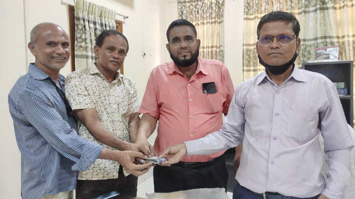 ট্রেনে ফেলে যাওয়া বৃদ্ধার টাকা উদ্ধার করে দিল রেলওয়ে কর্তৃপক্ষ