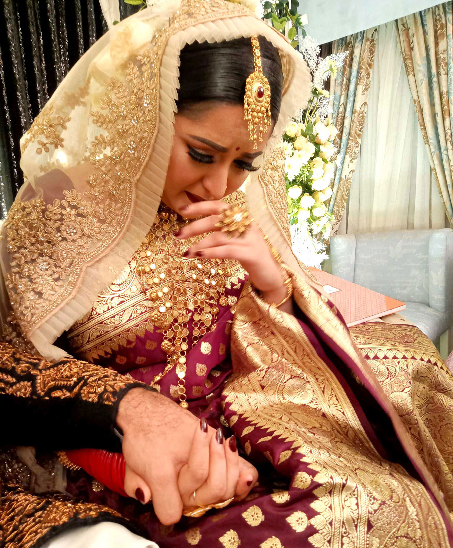 বিয়ের আনুষ্ঠানিকতার একপর্যায়ে কেঁদে ফেলেন পরীমণি