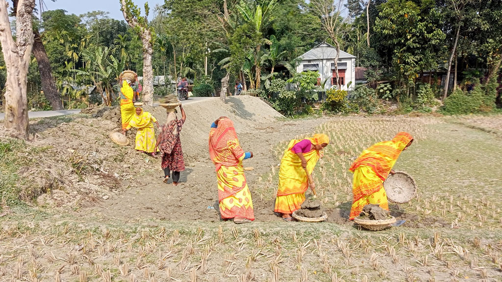 সড়ক রক্ষণাবেক্ষণে নারী বদলাচ্ছে জীবনধারা