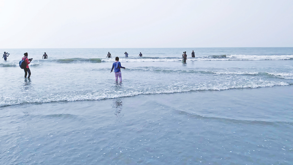 পর্যটক টানতে সেজে উঠছে কক্সবাজার