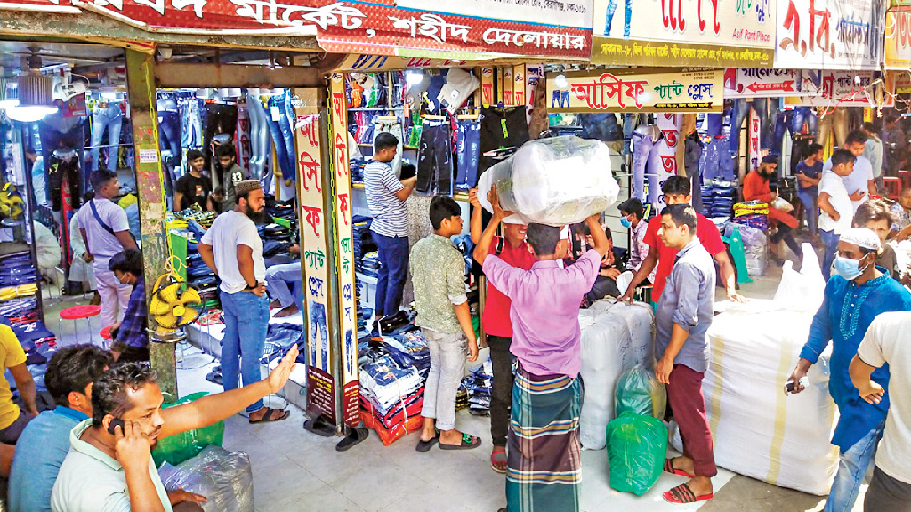 ঈদের বেচাকেনায় দুই বছর পর তাঁদের মুখে হাসি