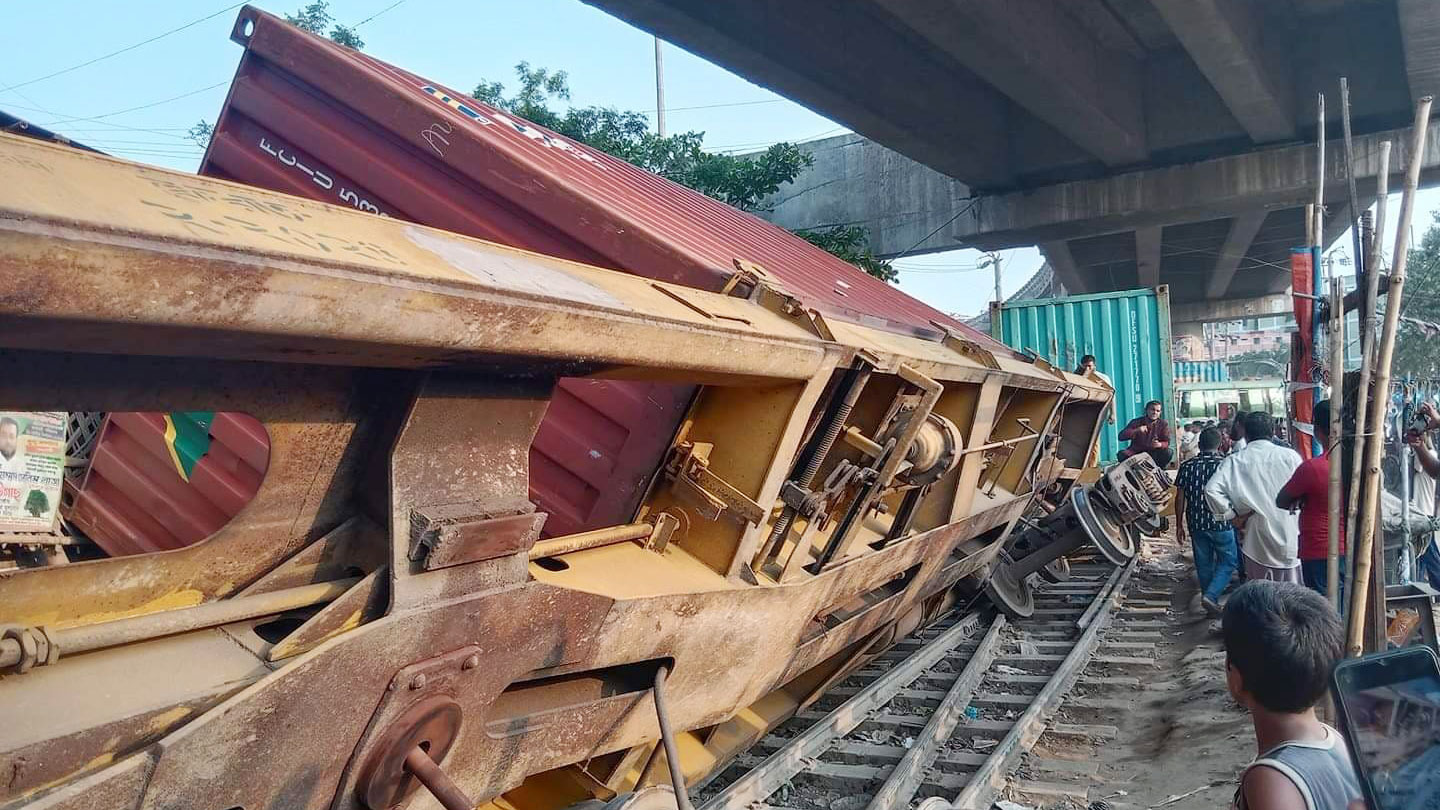 চট্টগ্রামে উল্টে গেলো মালবাহী ট্রেনের বগি