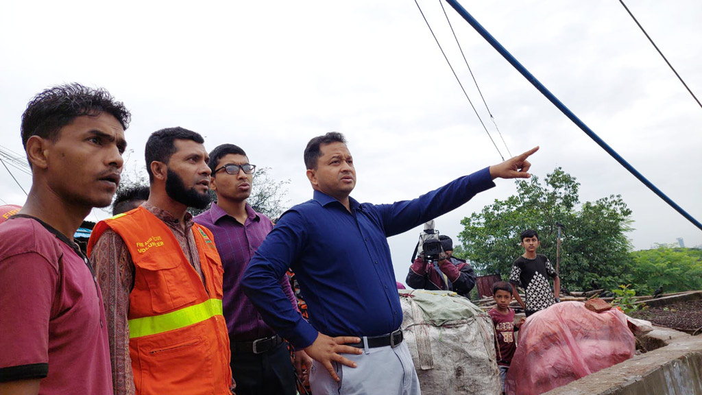 পাহাড় থেকে আরও ১০০ পরিবারকে সরানো হয়েছে