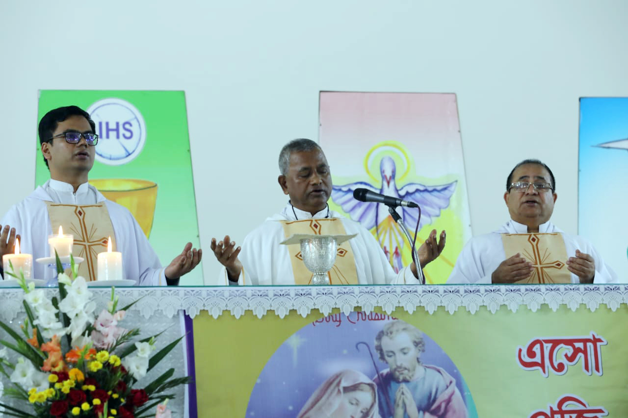চার্চে ফাদাররা ভক্তদের উদ্দেশে বাণী দিচ্ছেন।