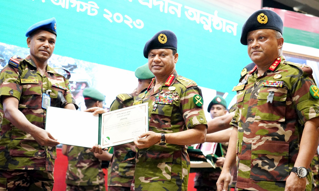কাজের স্বীকৃতিতে প্রশংসাপত্র পেলেন ৭ সেনাসদস্য