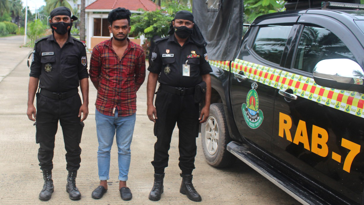 ১৩টি ফেসবুক পেজ খুলে কলেজছাত্রের প্রতারণা