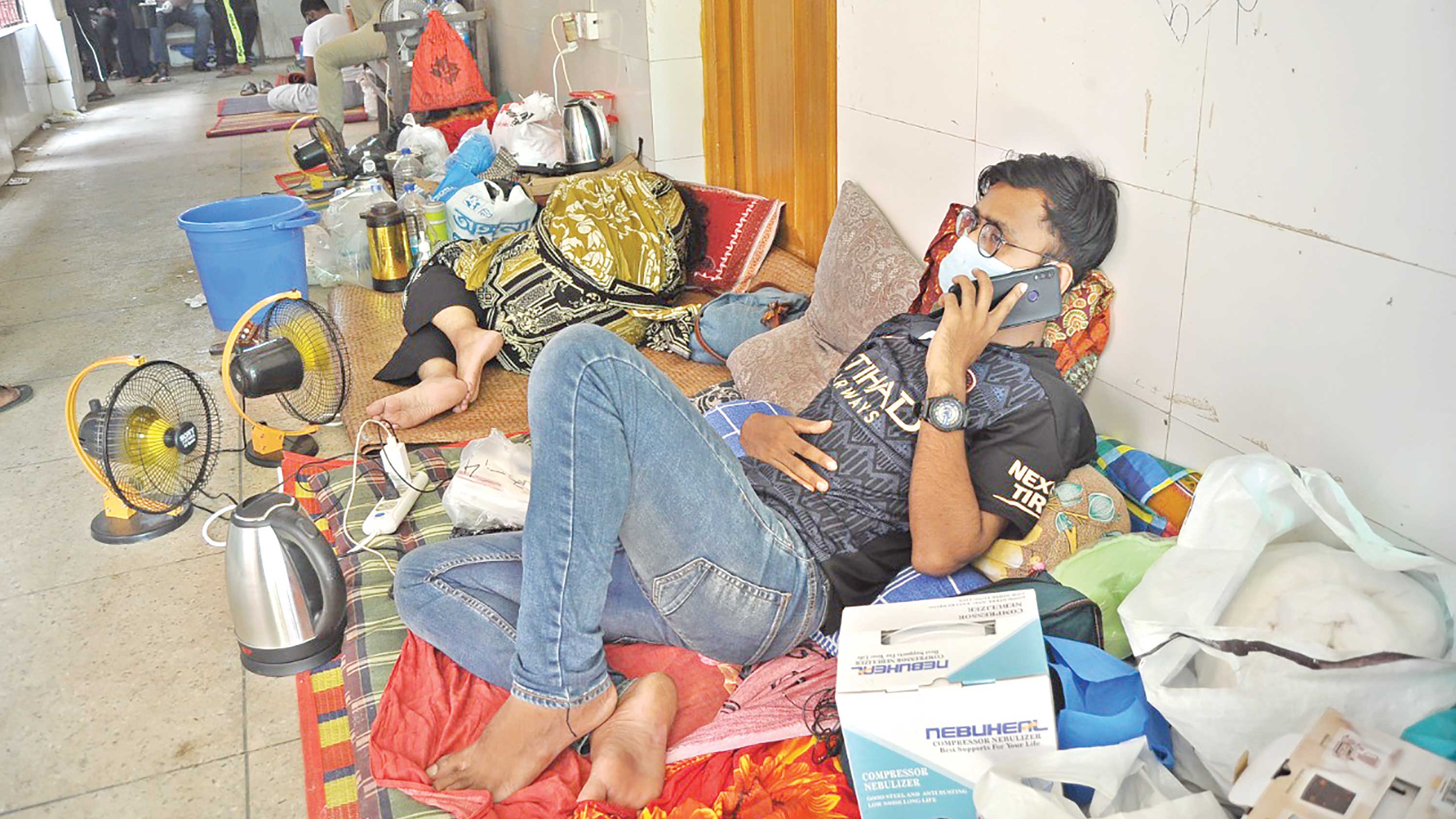 করোনা রোগীর স্বজনদের হাসপাতালেই ঘরবসতি