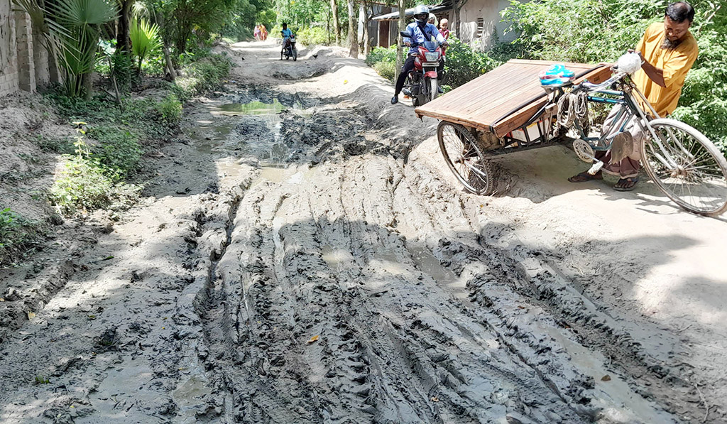 নন্দীগ্রামে রাস্তা খুঁড়ে রেখে লাপাত্তা ঠিকাদার, চরম দুর্ভোগে মানুষ