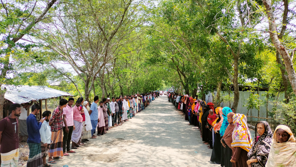 নারী চেয়ারম্যান পদপ্রার্থীর ওপর হামলার প্রতিবাদে মানববন্ধন