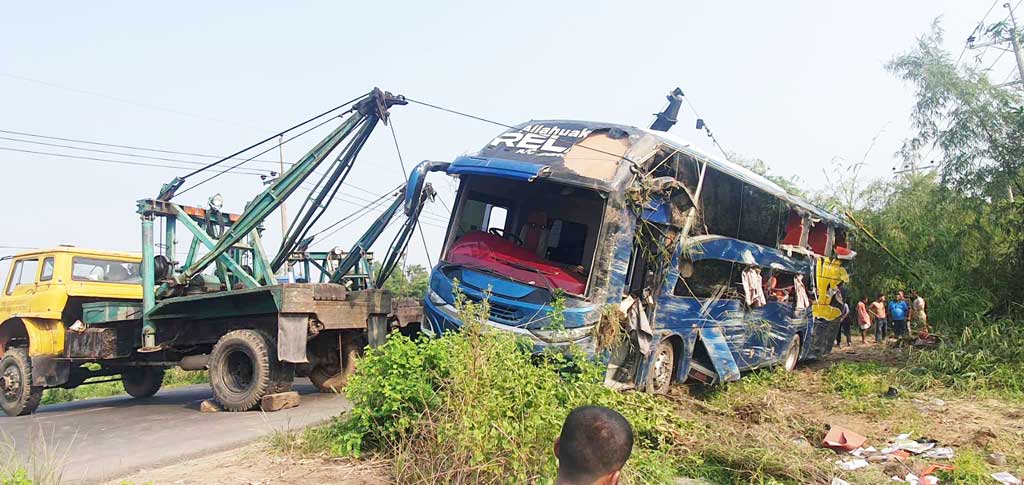 মালয়েশিয়াগামী ছোট ভাইকে বিমানবন্দরে পৌঁছে দিয়ে ফেরা হলো না হোসেনের