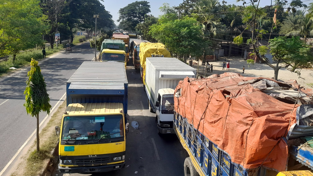 ধর্মঘটের পর ভোগান্তি ঘাটের জটে