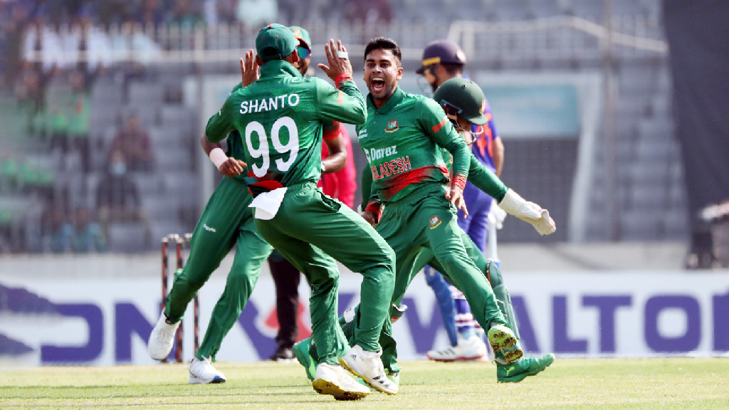 হ্যাটট্রিক টস জিতে ফিল্ডিংয়ে বাংলাদেশ