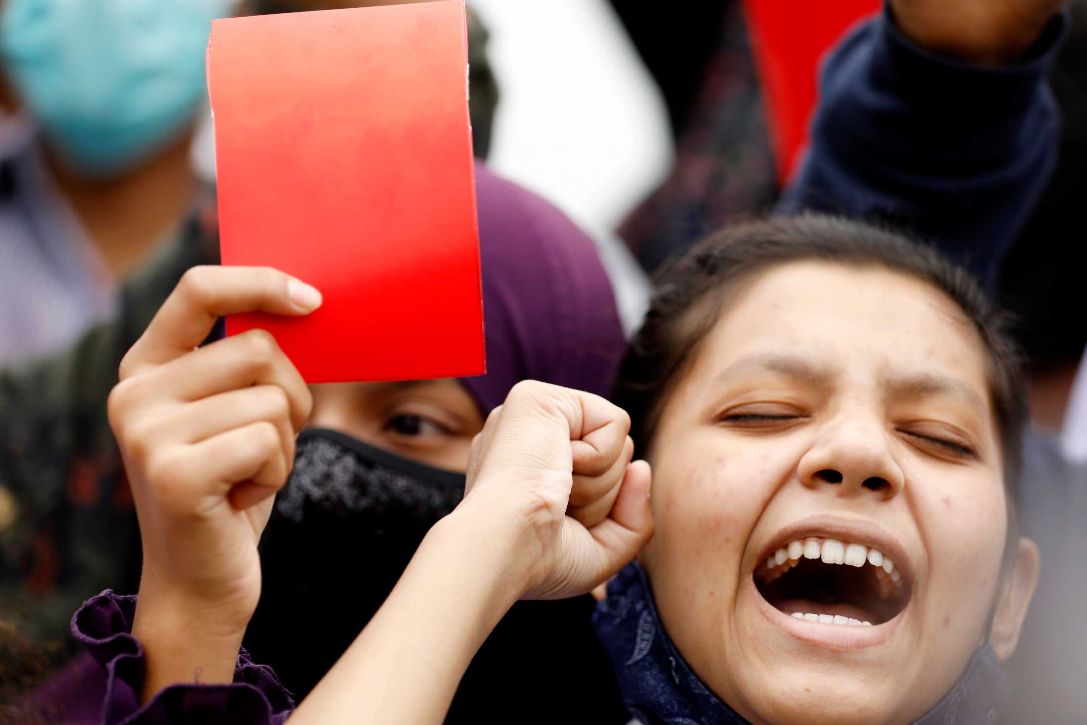 শিক্ষার্থীদের চলমান আন্দোলন কর্মসূচিতে রাস্তার কাজে দুর্নীতি ও লুটপাটে জড়িতদের ‘লাল কার্ড’ দেখিয়ে প্রতিবাদ কর্মসূচি পালন করে। রামপুরা, ঢাকা, ৪ ডিসেম্বর ২০২১। ছবি: হাসান রাজা