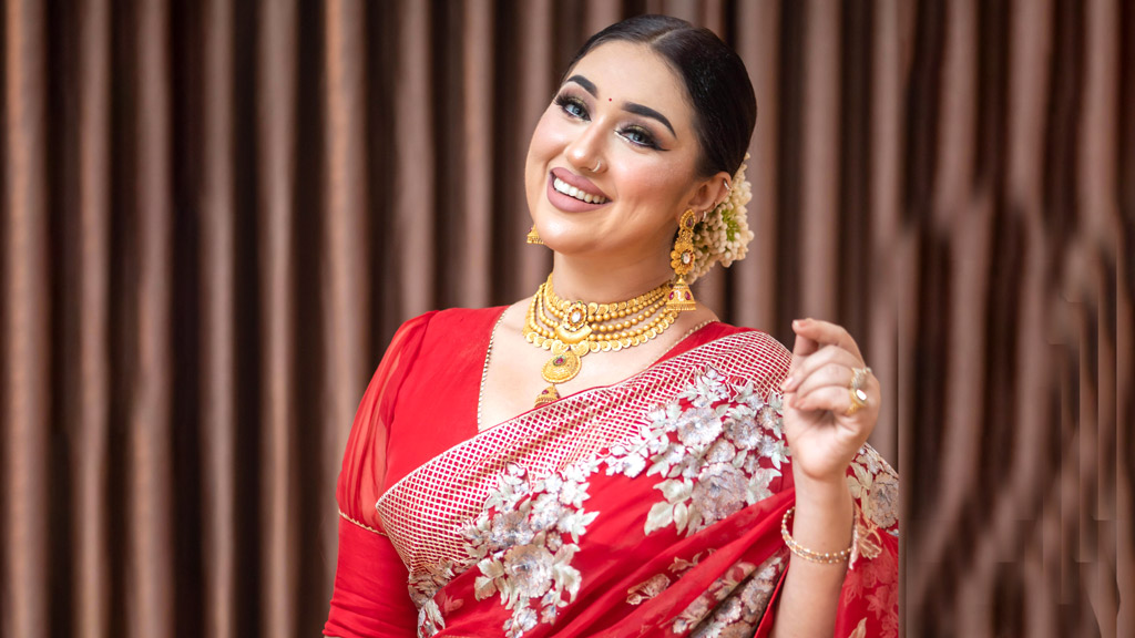 ঈদে আসছে অপুর ‘লাল শাড়ি’
