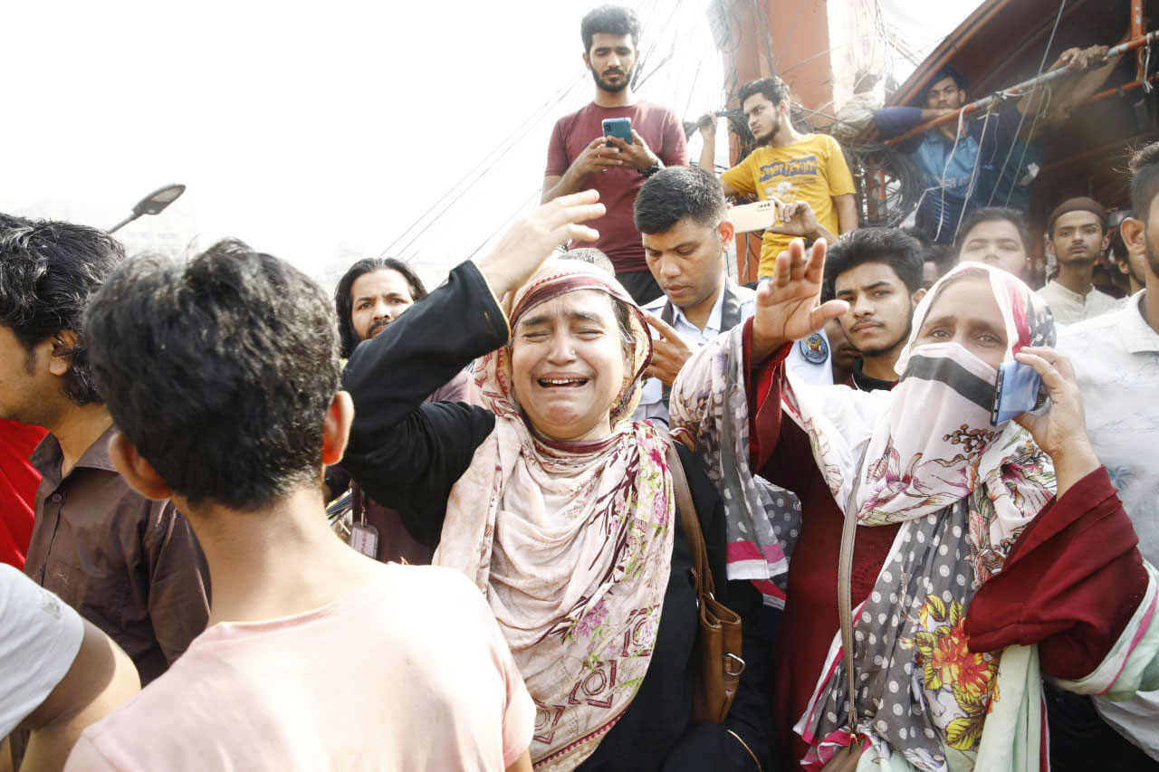মার্কেটের সামনে থেকে অগ্নিকাণ্ড দেখে নিজের মাথায় হাত রেখে কান্নায় ভেঙে পড়েছেন নারী ব্যবসায়ী। 