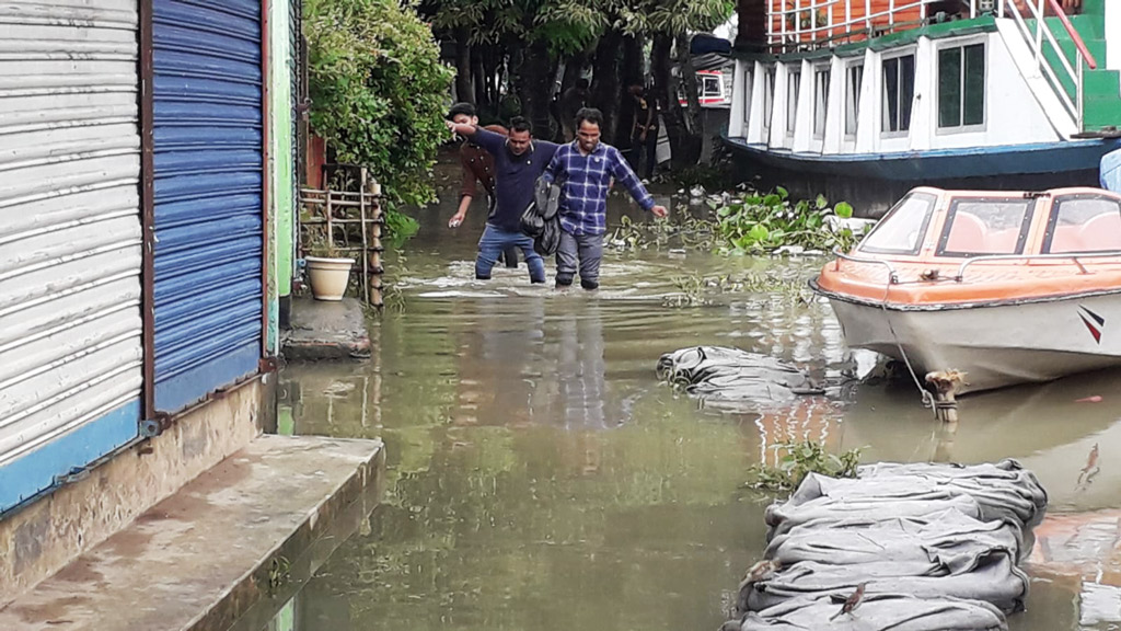 ঢল ও বৃষ্টি অব্যাহত, বন্যা পরিস্থিতির শঙ্কা পাউবোর